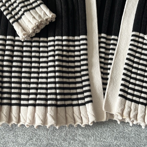 AK anna klein Black and Cream Women's Sweater size M - Picture 3 of 6